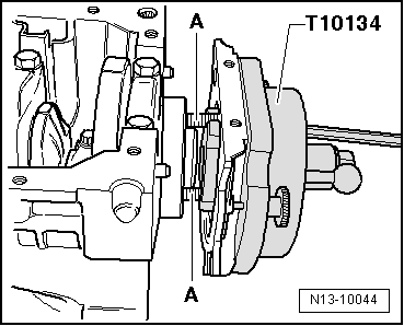 Montagevorrichtung -T10134- mit Dichtflansch auf dem Kurbelwellenflansch befestigen