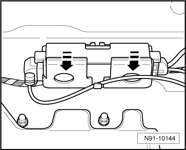 Steuergerät für Bedienelektronik des Telefons (Interface-Box) aus- und einbauen -J412 ► 06/2006