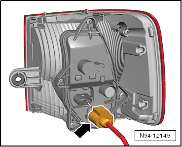 Schlussleuchte im Seitenteil aus- und einbauen