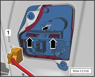 Lampenträger der Schlussleuchte (SBBR) in der Heckklappe aus- und einbauen