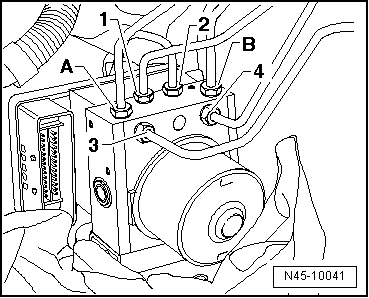 Anschließen der Bremsleitungen vom Hauptbremszylinder an die Hydraulikeinheit für ABS -N55